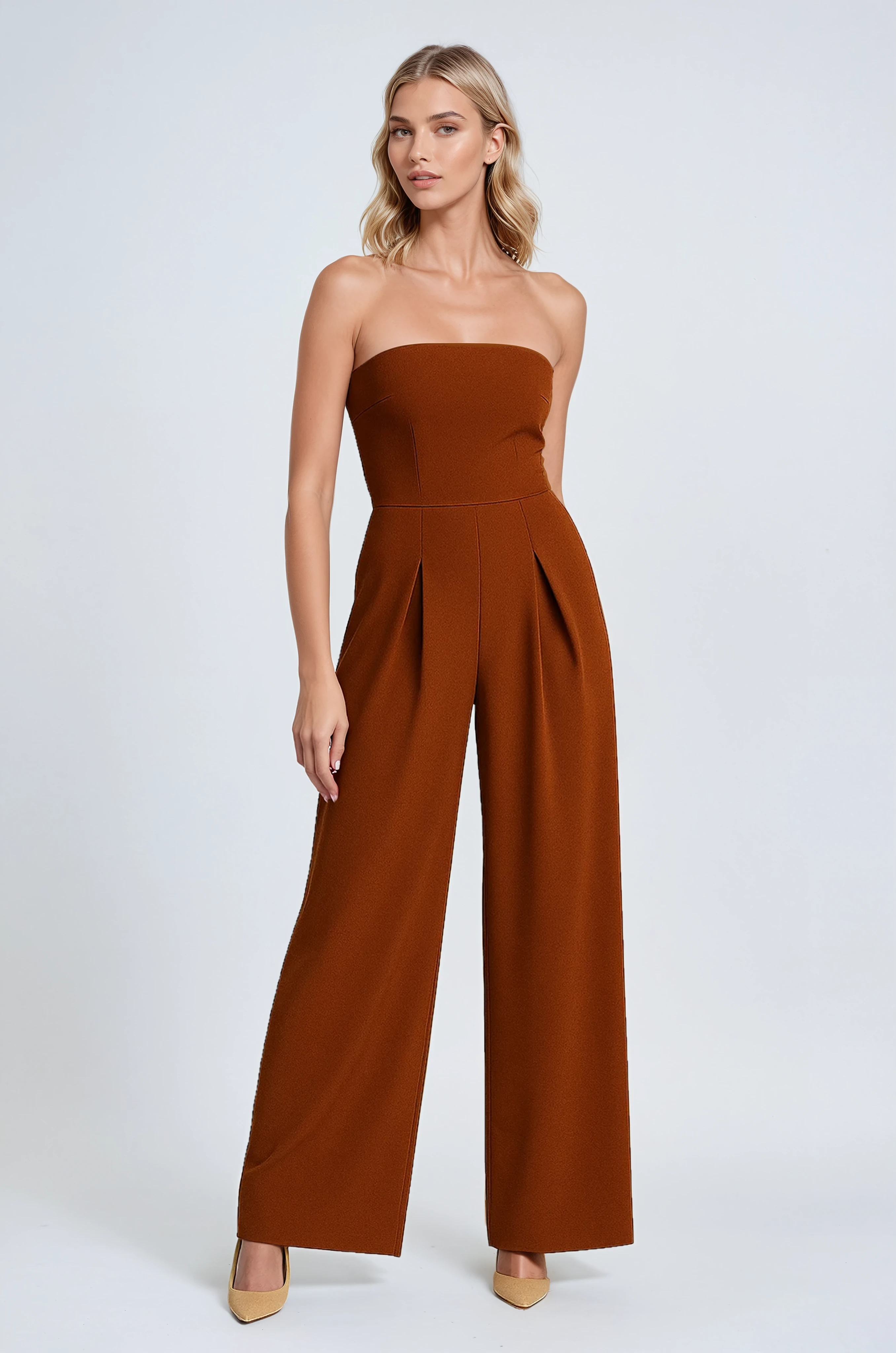 Dames Jumpsuits & Rompers : Strapless Jumpsuit met Wijde Pijpen – Tijdloze Elegantie in Rostbruin in van Vanda Liamo