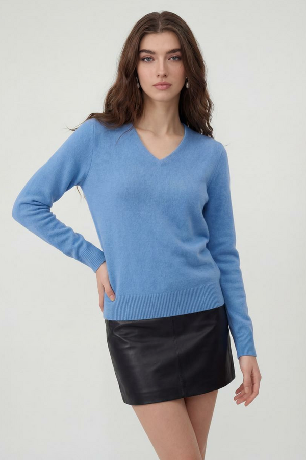 Damski niebieski sweter z dekoltem w serek