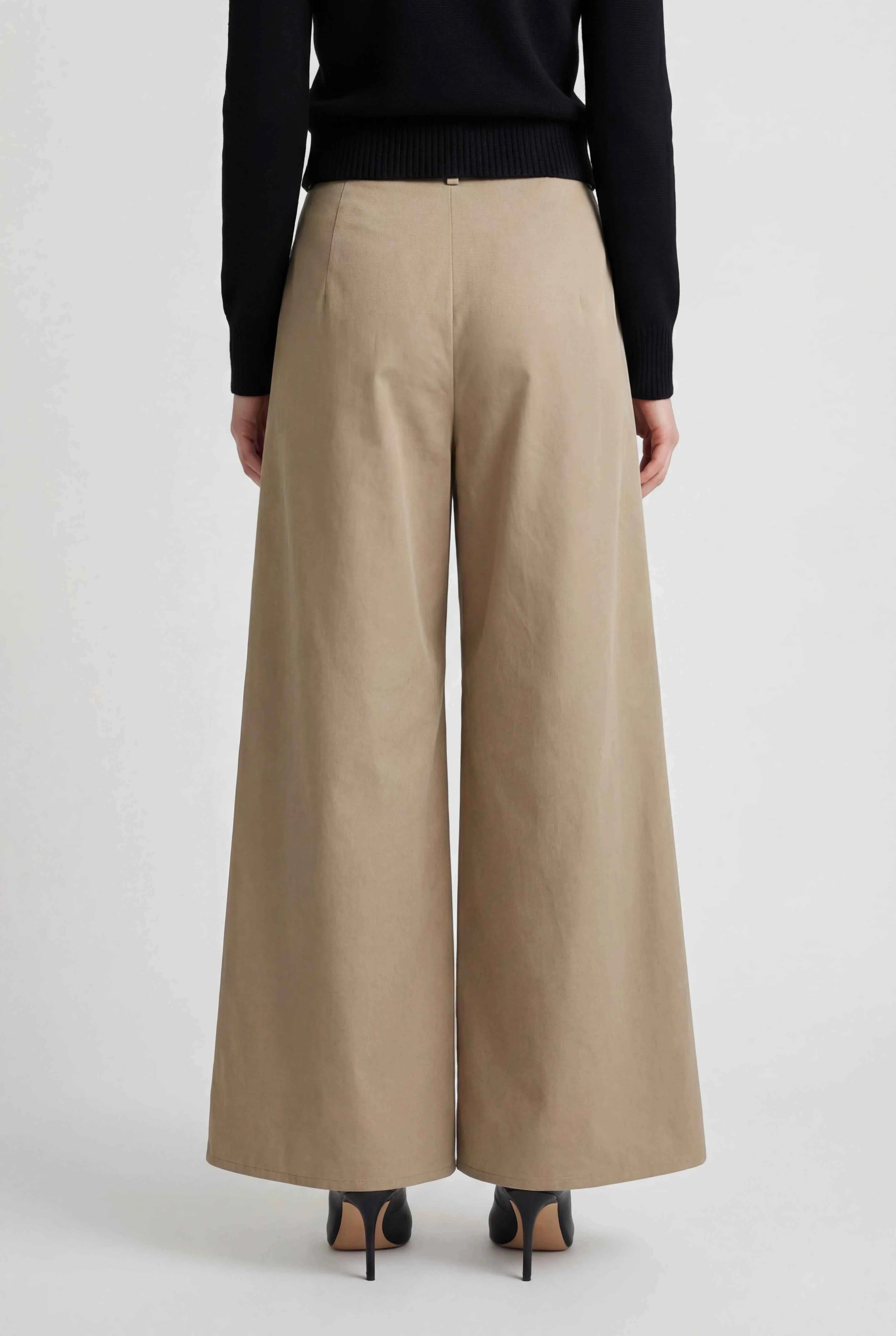 Pants : Women's Khaki Wide-Leg Palazzo Pants - Flowy & Comfortable in van Vanda Liamo