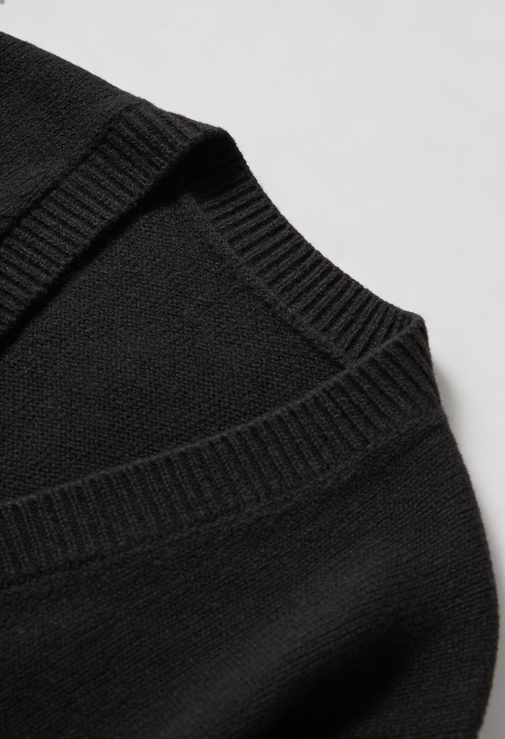 Cardigan : Women's Black V-Neck Knit Cardigan in van Vanda Liamo