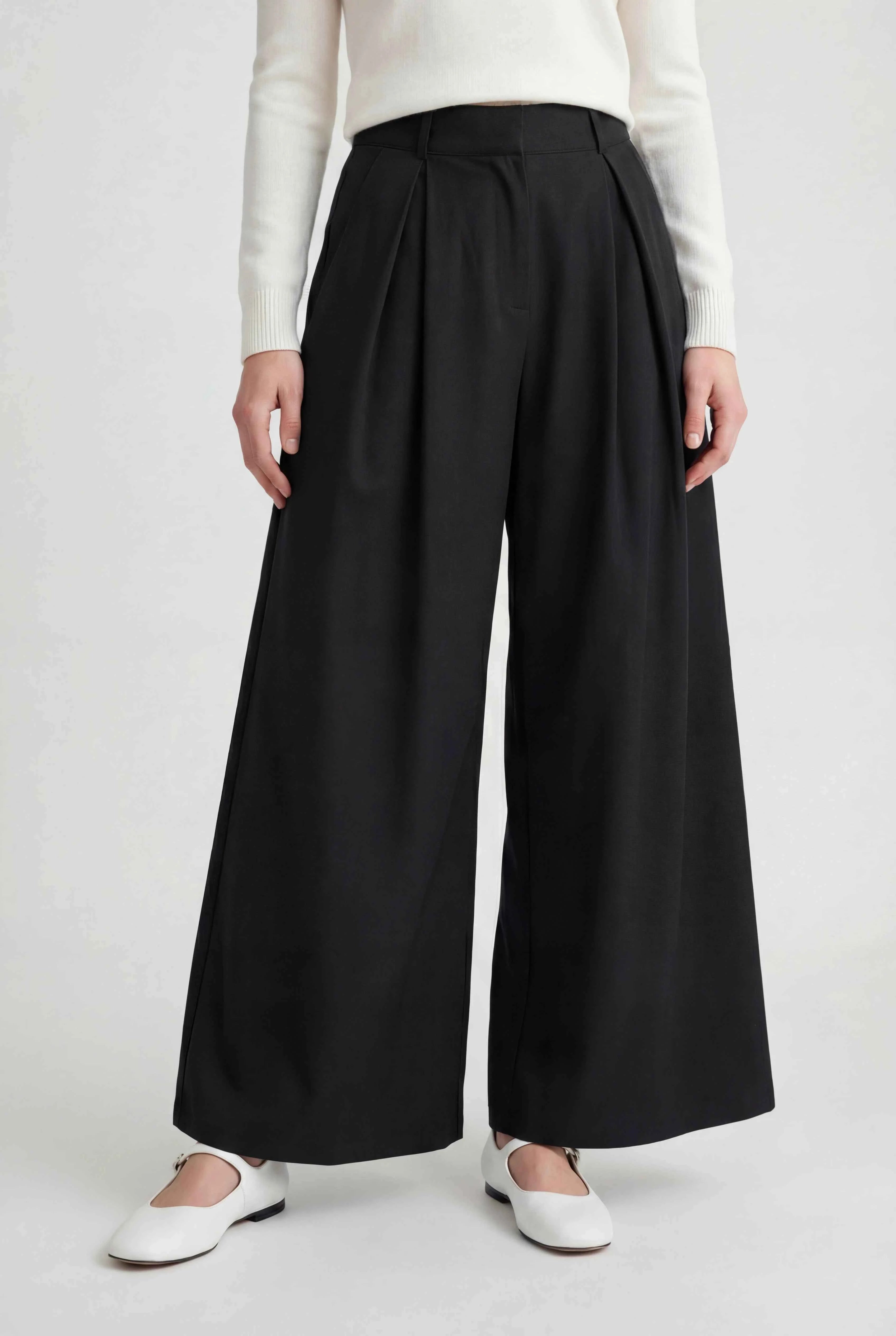 Pants : Women's High-Waisted Wide-Leg Black Dress Pants - Comfortable & Stylish in van Vanda Liamo
