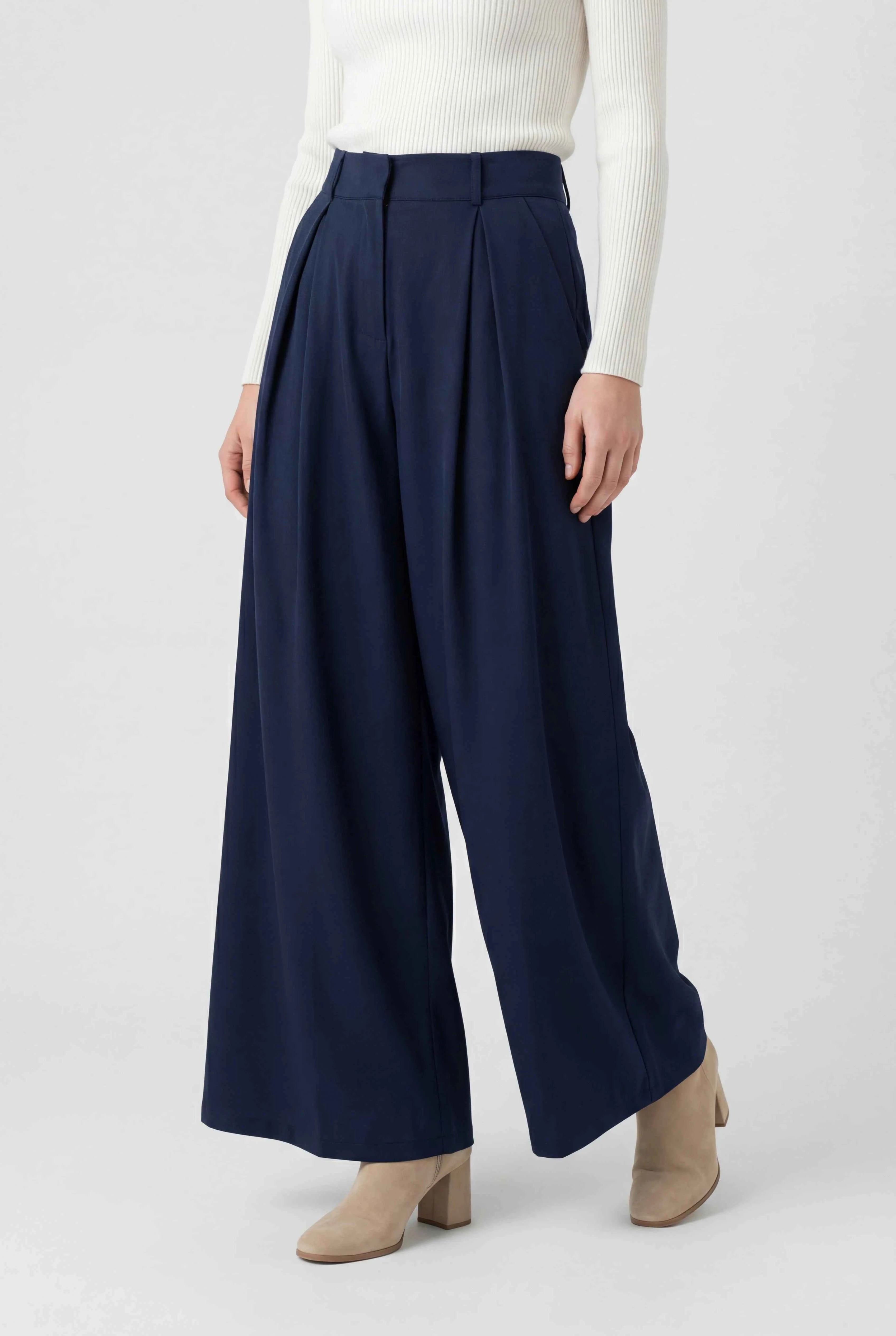 Pants : Women's High-Waisted Wide-Leg Navy Pants - Comfortable & Stylish in van Vanda Liamo