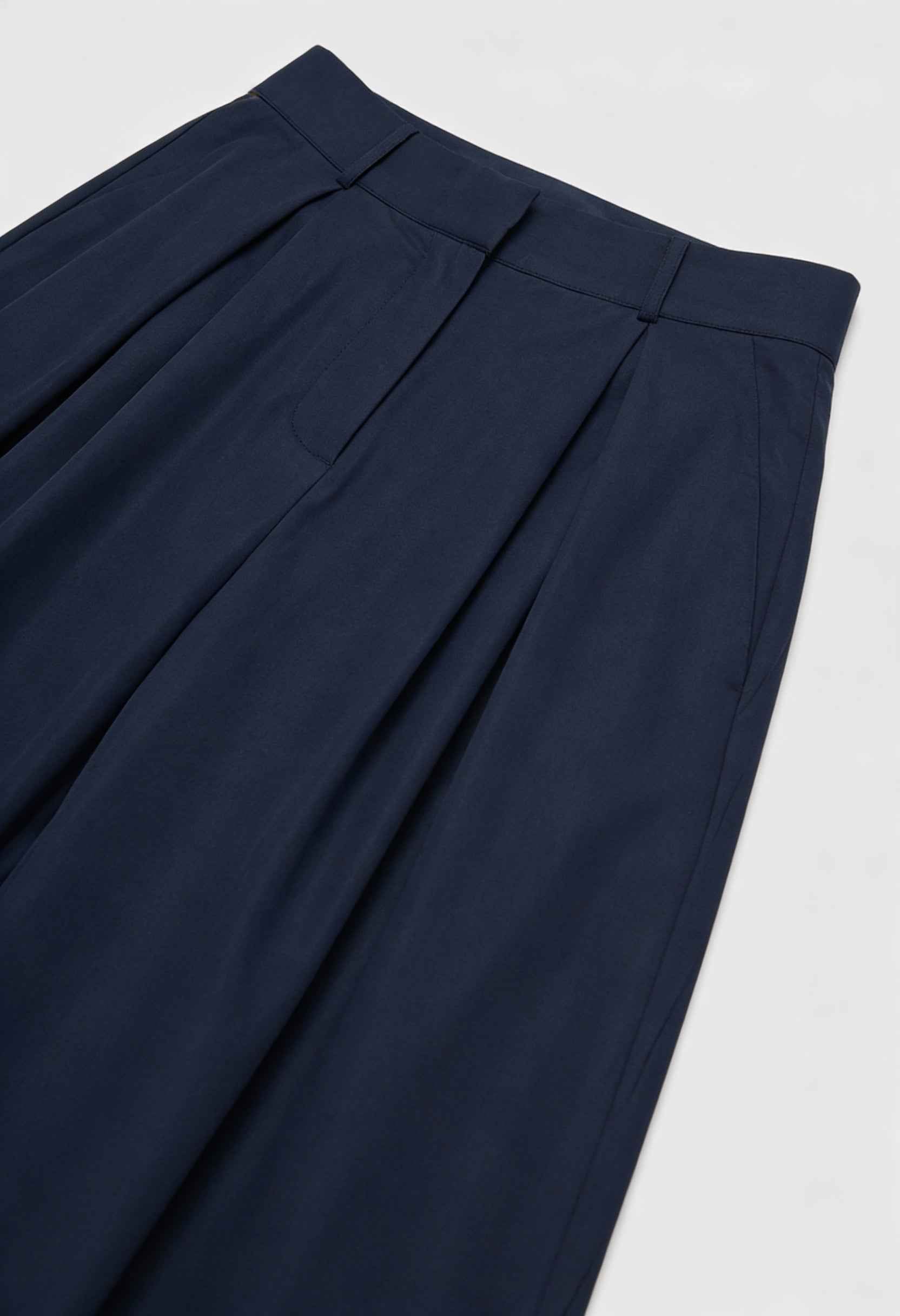 Pants : Women's High-Waisted Wide-Leg Navy Pants - Comfortable & Stylish in van Vanda Liamo
