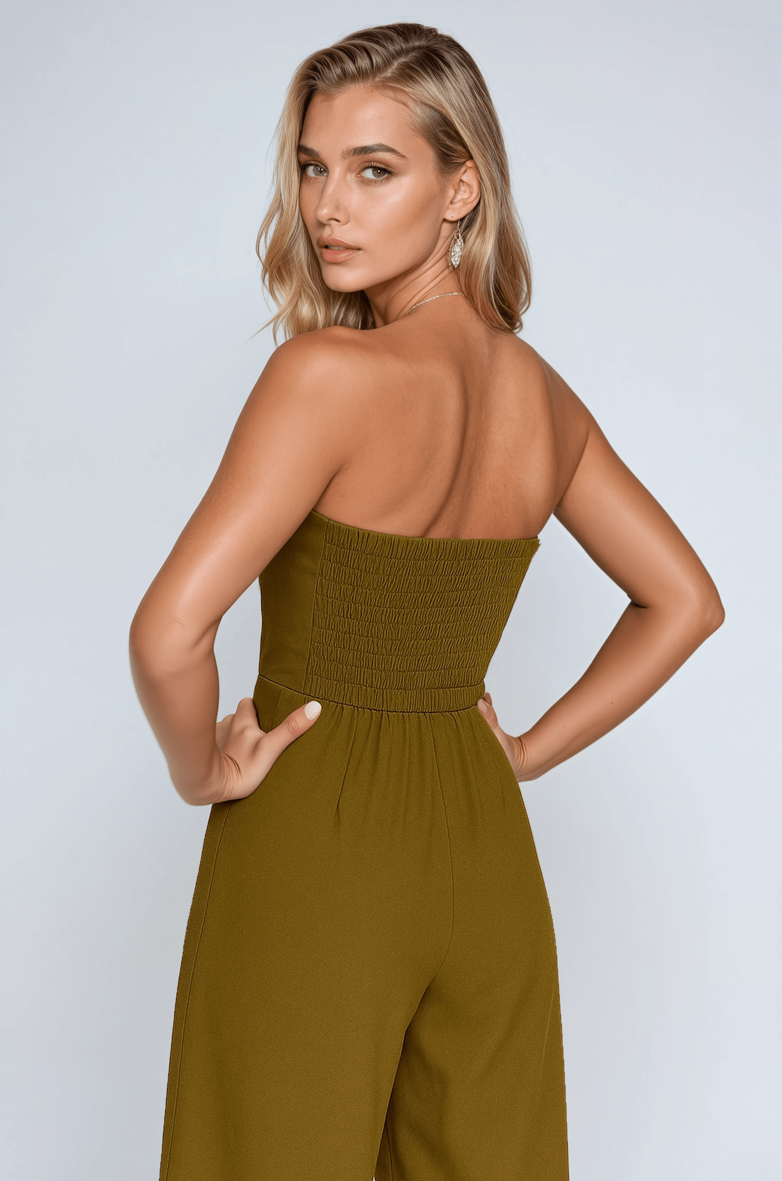 Dames Jumpsuits & Rompers : Strapless Jumpsuit met Wijde Pijpen – Verfijnde Simpliciteit in Khaki in van Vanda Liamo
