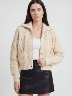 Damski krótki sweter kardigan - miękki i stylowy krótki rękaw