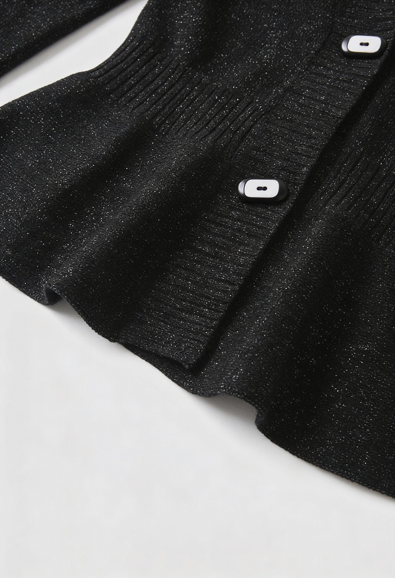 Cardigan : Women's Black Slim-Fit V-Neck Knit Cardigan Sweater in van Vanda Liamo